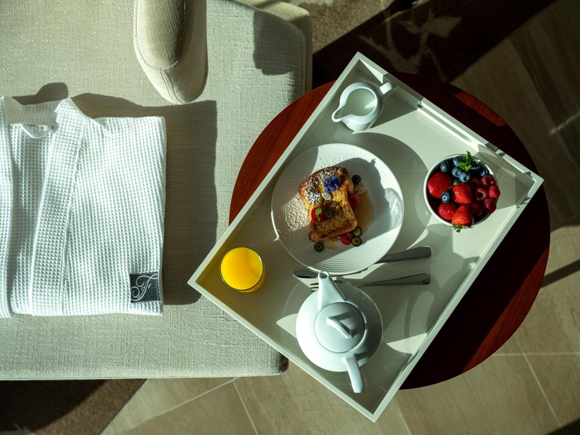 Fairmont Bab Al Bahr Hotel Abu Dhabi Exterior foto Room service