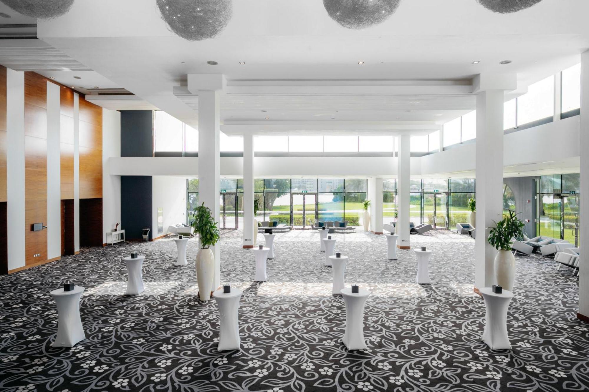 Fairmont Bab Al Bahr Hotel Abu Dhabi Exterior foto Interior of the hotel