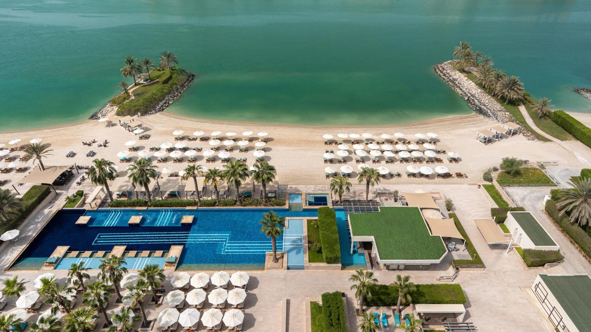 Fairmont Bab Al Bahr Hotel Abu Dhabi Exterior foto Aerial view of the beach at the hotel