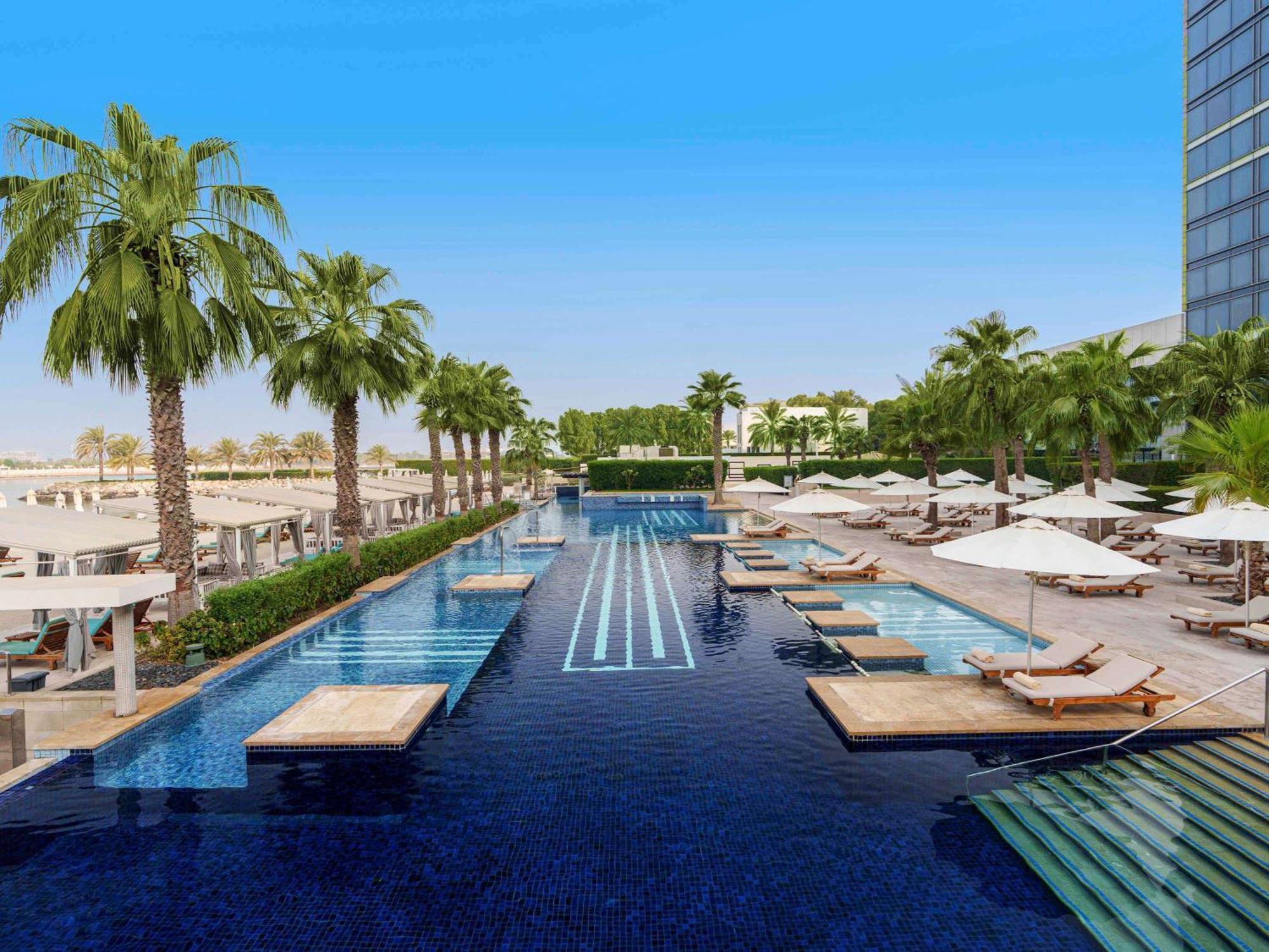 Fairmont Bab Al Bahr Hotel Abu Dhabi Exterior foto The swimming pool at the hotel