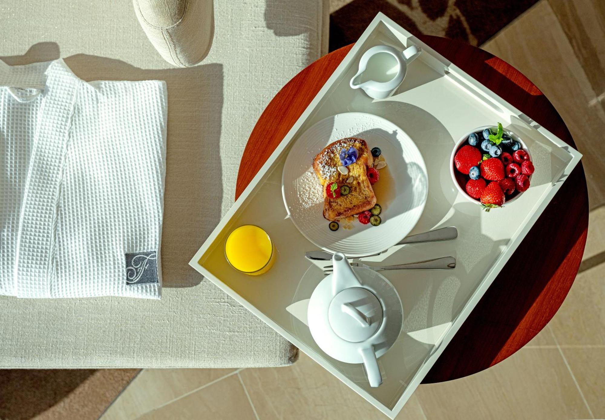 Fairmont Bab Al Bahr Hotel Abu Dhabi Exterior foto Room service