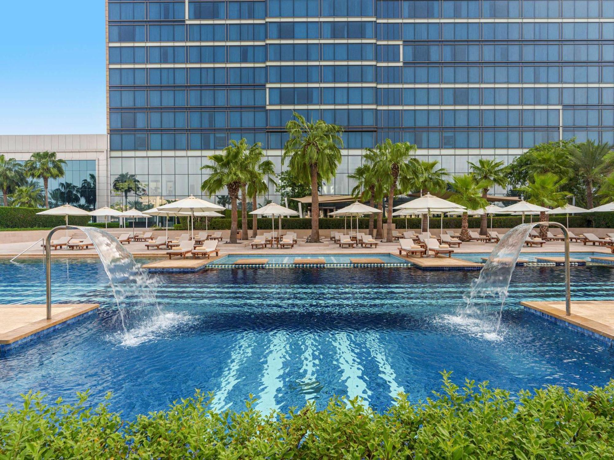 Fairmont Bab Al Bahr Hotel Abu Dhabi Exterior foto The swimming pool at the hotel